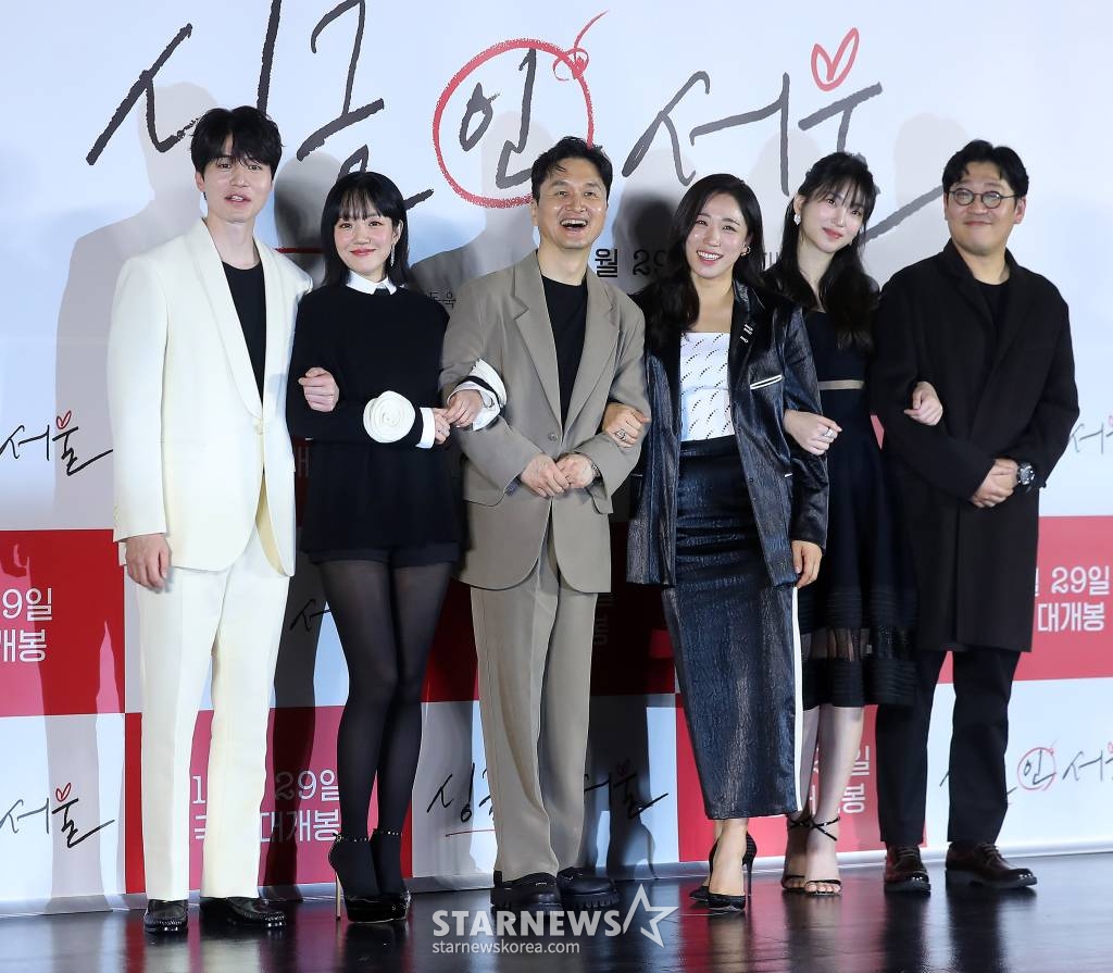 배우 이동욱, 임수정, 장현성, 이미도, 지이수, 박범수 감독이 3일 오전 서울 광진구 롯데시네마 건대입구점에서 진행된 영화 '싱글 인 서울' 제작보고회에 참석해 포즈를 취하고 있다. '싱글 인 서울'은 혼자가 좋은 파워 인플루언서 '영호'와 혼자는 싫은 출판사 편집장 '현진'이 싱글 라이프에 관한 책을 만들면서 벌어지는 이야기를 그린 웰메이드 로맨스다. 오는 29일 개봉. 2023.11.03 /사진=김창현
