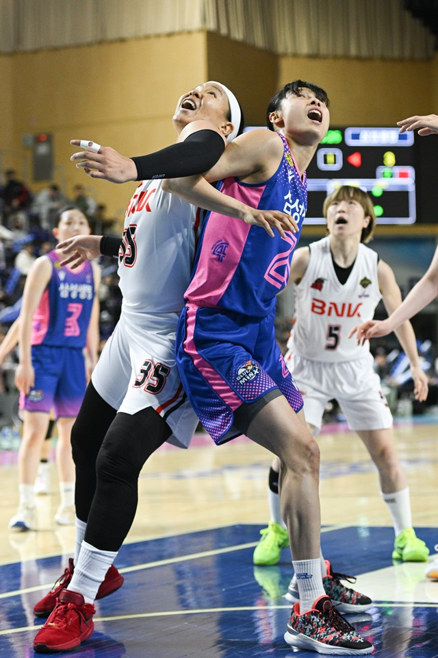 지난 시즌 플레이오프 용인 삼성생명과 부산 BNK(흰색 유니폼) 경기. /사진=WKBL 제공