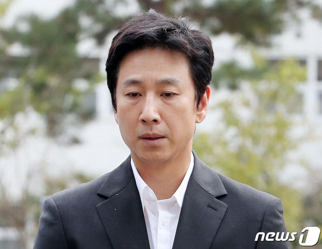(인천=뉴스1) 박세연 기자 = 마약 투약 혐의를 받고 있는 배우 이선균이 4일 오후 소환조사를 받기 위해 인천 남동구 인천논현경찰서로 들어서며 취재진의 질문에 답하고 있다. 2023.11.4/뉴스1 Copyright (C) 뉴스1. All rights reserved. 무단 전재 및 재배포, AI학습 이용 금지.