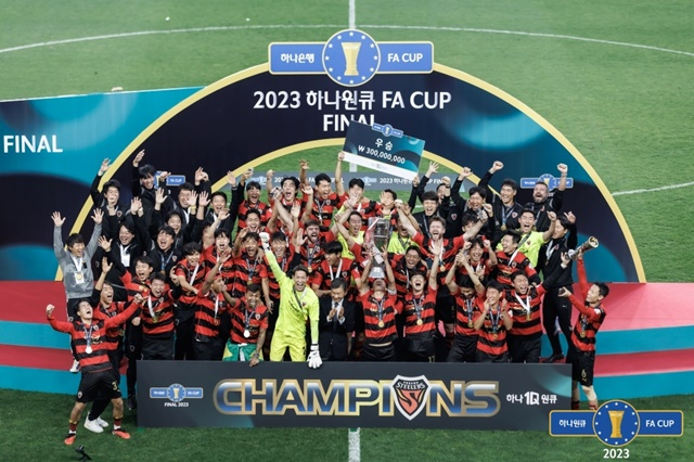 포항스틸러스 선수단이 FA컵 우승 세리머니를 펼치고 있다. /사진=대한축구협회 제공