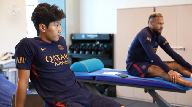 입단 후 네이마르(오른쪽)와 함께 다니던 이강인. /사진=PSG 공식 SNS