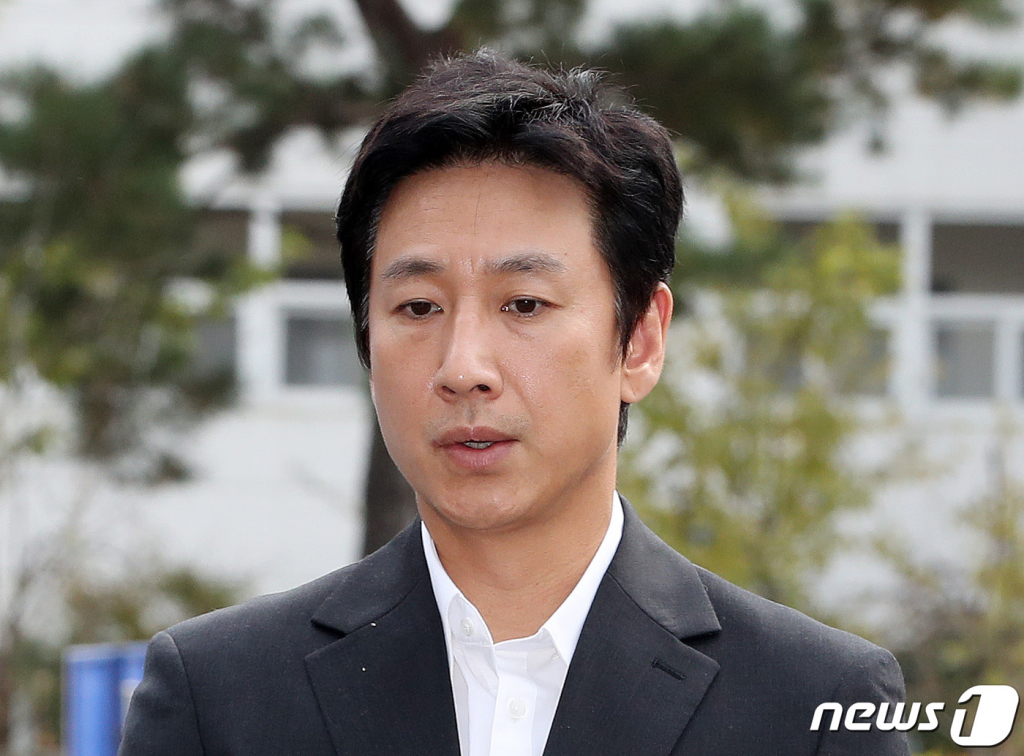 (인천=뉴스1) 박세연 기자 = 마약 투약 혐의를 받고 있는 배우 이선균이 4일 오후 소환조사를 받기 위해 인천 남동구 인천논현경찰서로 들어서며 취재진의 질문에 답하고 있다. 2023.11.4/뉴스1 Copyright (C) 뉴스1. All rights reserved. 무단 전재 및 재배포, AI학습 이용 금지.