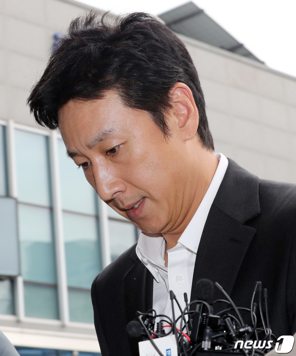 (인천=뉴스1) 박세연 기자 = 마약 투약 혐의를 받고 있는 배우 이선균이 4일 오후 소환조사를 받기 위해 인천 남동구 인천논현경찰서로 들어서고 있다. 2023.11.4/뉴스1 Copyright (C) 뉴스1. All rights reserved. 무단 전재 및 재배포, AI학습 이용 금지.