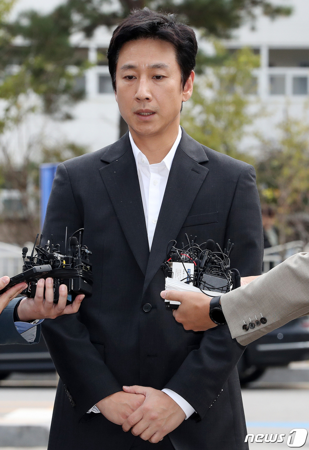 (인천=뉴스1) 박세연 기자 = 마약 투약 혐의를 받고 있는 배우 이선균이 4일 오후 소환조사를 받기 위해 인천 남동구 인천논현경찰서로 들어서며 취재진의 질문에 답하고 있다. 2023.11.4/뉴스1 Copyright (C) 뉴스1. All rights reserved. 무단 전재 및 재배포, AI학습 이용 금지.