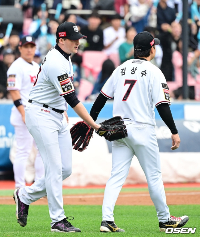 3회 벤자민(왼쪽)이 김상수를 독려하고 있다.