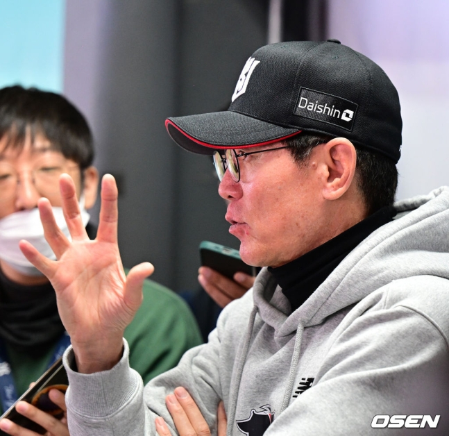 KT 이강철(오른쪽) 감독이 5일 플레이오프 5차전을 앞두고 취재진과 인터뷰에 임하고 있다.