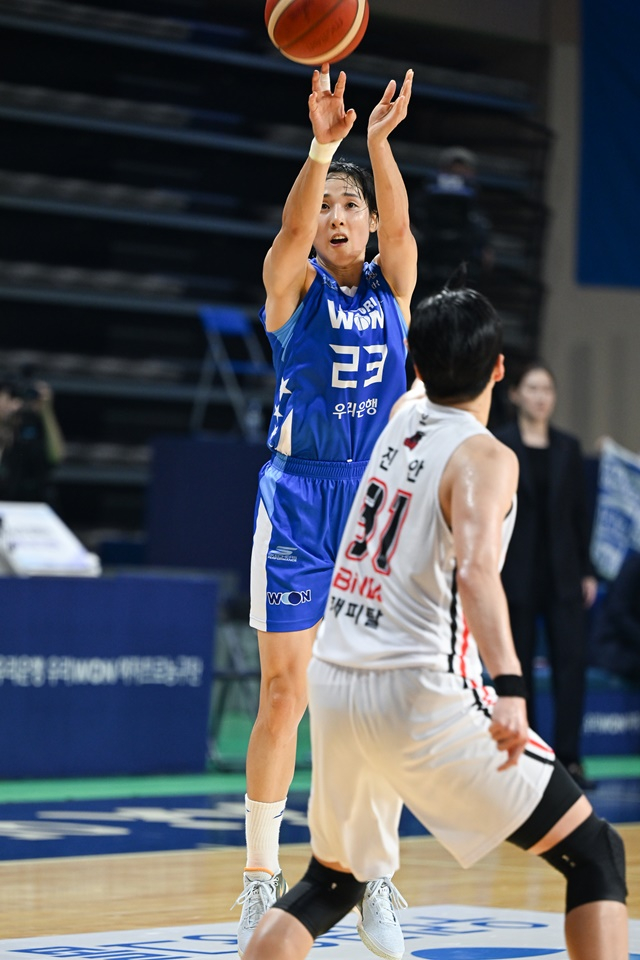 공격을 시도하는 김단비(왼쪽). /사진=WKBL 제공