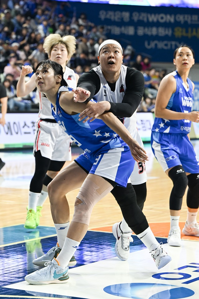 김단비(왼쪽). /사진=WKBL 제공