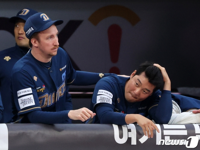 NC 페디(왼쪽)가 5일 수원 케이티 위즈 파크에서 열린 2023 KBO 플레이오프 5차전 도중 동료선수를 위로하고 있다.