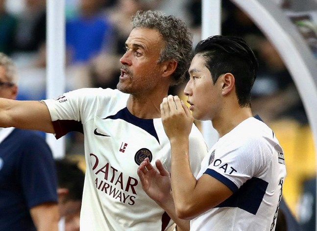 PSG 엔리케 감독(왼쪽)과 이강인. /사진=PSG 공식 SNS