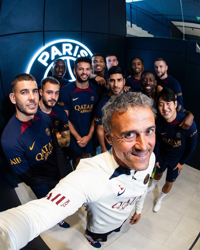 엔리케 감독(앞)과 이강인(오른쪽). /사진=PSG 공식 SNS