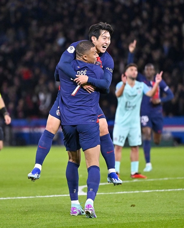 이강인(위)을 안아주고 있는 음바페. /사진=PSG 공식 SNS
