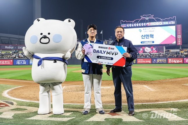 2023 KBO 플레이오프 2차전 데일리 MVP를 수상한 신민혁(가운데). /사진=NC 다이노스