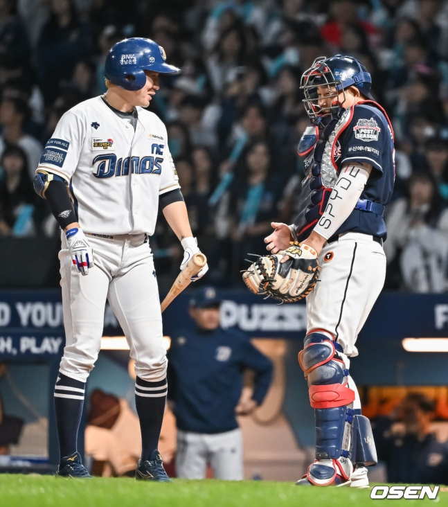 두산 양의지(오른쪽)가 2023 KBO 와일드카드 결정전 1차전에서 NC 박민우와 대화를 나누고 있다.