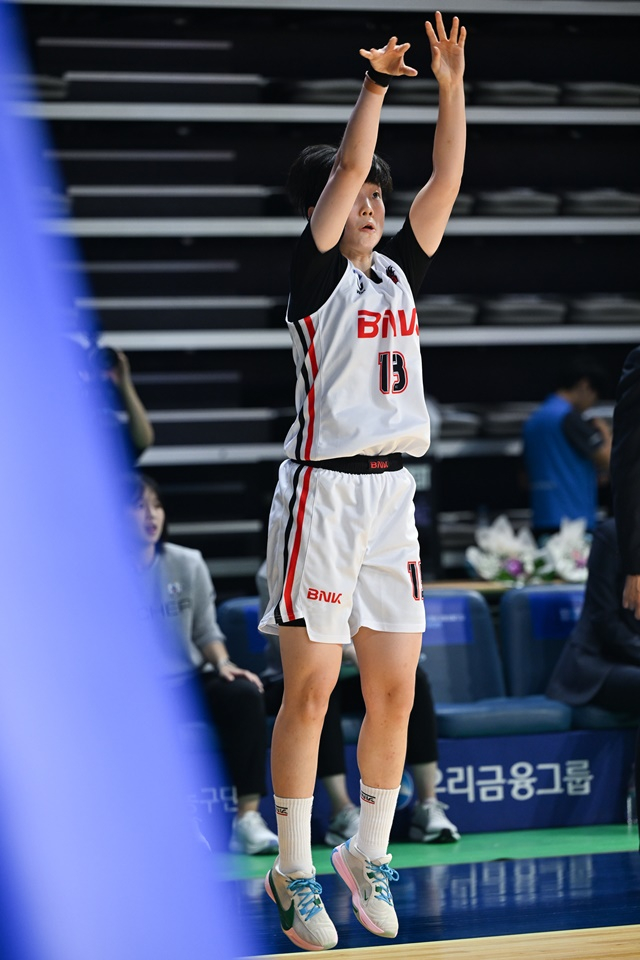 3점슛을 던지는 김정은. /사진=WKBL 제공