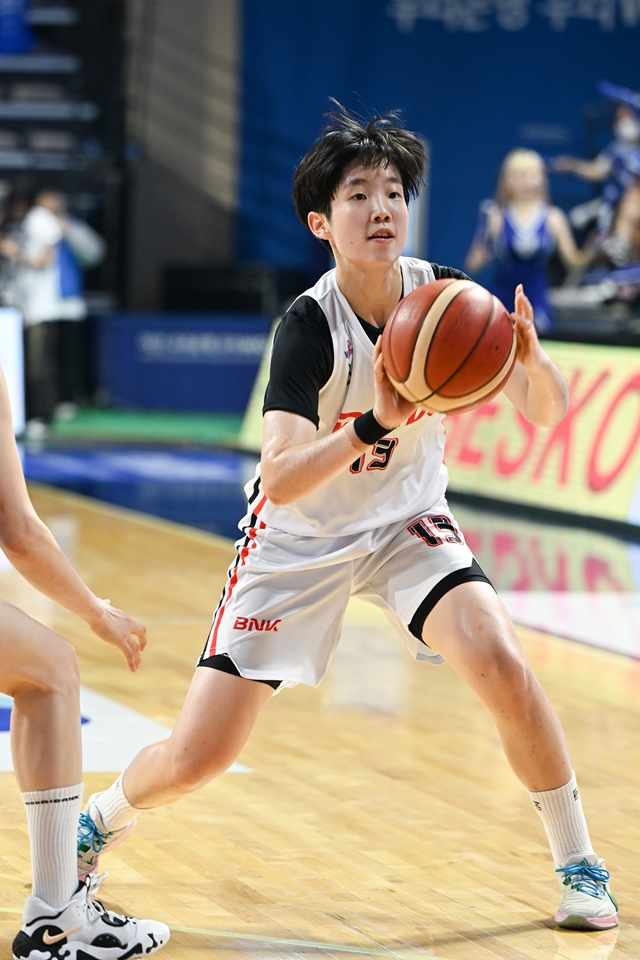 플레이에 집중하는 김정은. /사진=WKBL 제공