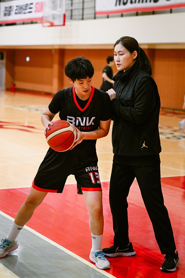 비시즌 박정은 BNK 감독과 훈련하는 김정은(왼쪽). /사진=WKBL 제공
