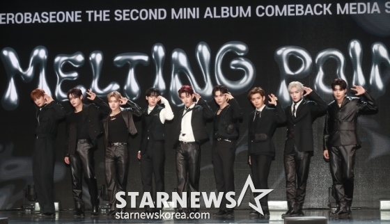 그룹 제로베이스원(ZEROBASEONE)이 6일 오후 서울 광진구 예스24라이브홀에서 진행된 미니 2집 'MELTING POINT'(멜팅 포인트) 발매기념 쇼케이스에서 포즈를 취하고 있다. /사진=이동훈 기자
