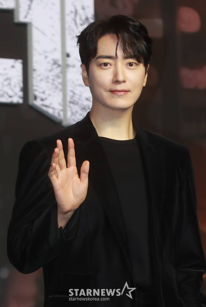 배우 이준혁이 6일 오전 서울 강남구 그랜드 인터컨티넨탈 서울 파르나스에서 진행된 디즈니+ '비질란테' 제작발표회에 참석해 포즈를 취하고 있다. 낮에는 법을 수호하는 모범 경찰대생이지만, 밤이면 법망을 피한 범죄자들을 직접 심판하는 '비질란테'로 살아가는 김지용과 그를 둘러싸고 각기 다른 목적을 가진 사람들의 이야기를 그린 액션 스릴러 '비질란테'는 오는 8일 공개된다. /2023.11.06 /사진=이동훈