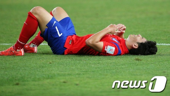 손흥민이 지난 2015년 1월 31일(한국시간) 호주 시드니 스타디움 오스트레일리아에서 열린 '2015 호주 아시안컵' 결승전 한국과 호주의 경기에서 연장 접전 끝에 아쉽게 패한 뒤 그라운드에 누워 눈물을 흘리고 있다. /사진=뉴스1