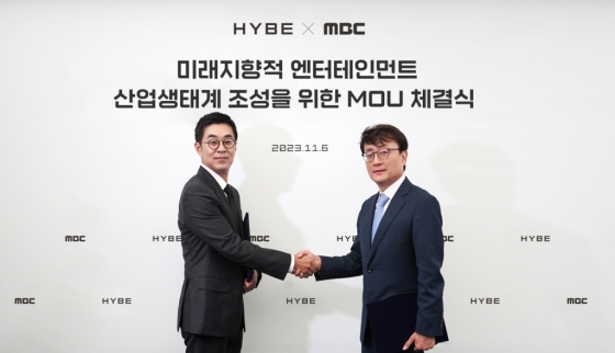 /사진=6일 서울 용산구 하이브 사옥에서 열린 MOU 체결식에 참석한 박지원 하이브 CEO(왼쪽)와 안형준 MBC 사장(오른쪽)