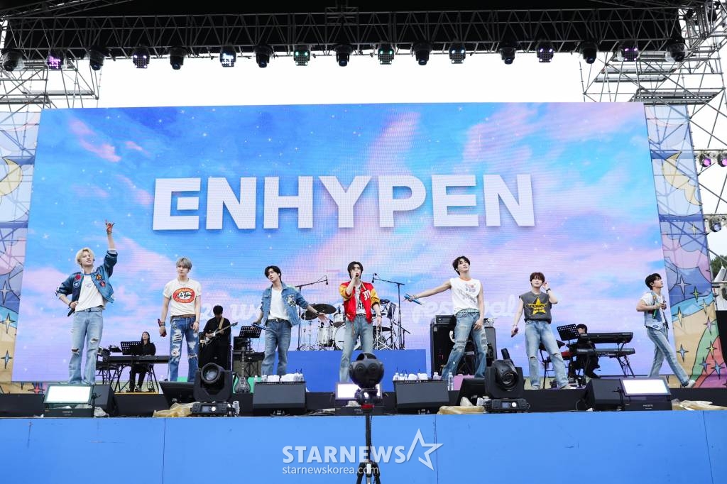 그룹 엔하이픈이 10일 서울 송파구 올림픽공원 88잔디마당에서 진행된 2023 'Weverse Con Festival'(위버스콘 페스티벌)에 참석해 멋진 무대를 선보이고 있다.   위버스의 다채로운 팬 경험을 오프라인에서 즐기며, 동시대 대중음악의 현주소를 종합적으로 경험할 수 있는 '위버스 콘 페스티벌'은 10일과 11일 올림픽공원 KSPO DOME과 88잔디마당에서 막을 올린다. / 사진제공 = 위버스콘 페스티벌 /사진=김창현 기자 chmt@