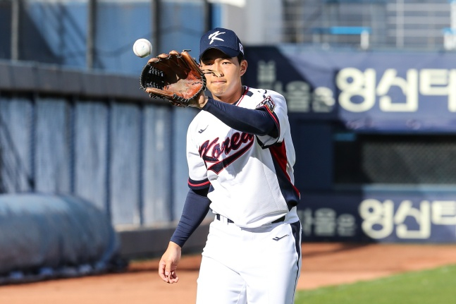 키움 김휘집이 6일 대구삼성라이온즈파크에서 열린 2023 APBC 대비 훈련에서 공을 받고 있다./사진=KBO