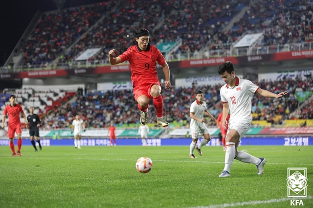 조규성(왼쪽). /사진=대한축구협회 제공