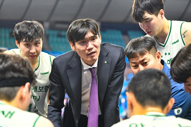 김주성 감독(가운데). /사진=KBL 제공