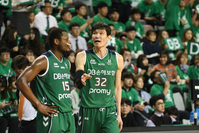 선수 시절 김주성(오른쪽). /사진=KBL 제공