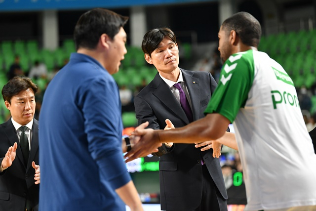 김주성 감독(가운데). /사진=KBL 제공
