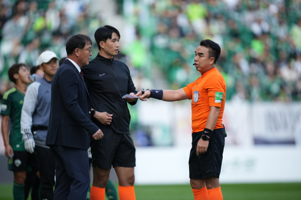 지난달 28일 전북 현대-포항 스틸러스 경기에서 발생한 교체 해프닝 이후 주심이 경기 감독관과 대화하고 있다./사진=전북 현대 제공