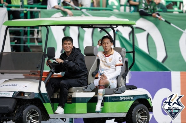 부상으로 나오는 김용환. /사진=한국프로축구연맹 제공