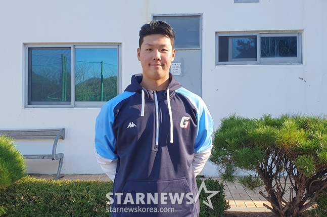 롯데 전미르가 7일 경남 김해 상동야구장에서 스타뉴스와 인터뷰를 하고 있다. /사진=양정웅 기자