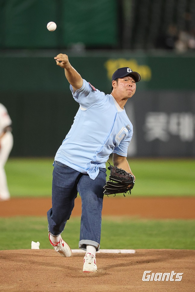 전미르가 시구에 나서고 있다. /사진=롯데 자이언츠