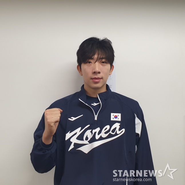 SSG 오원석이 7일 대구삼성라이온즈파크에서 열린 2023 APBC 대비 훈련을 마치고 인터뷰에 임하고 있다. /사진=김동윤 기자