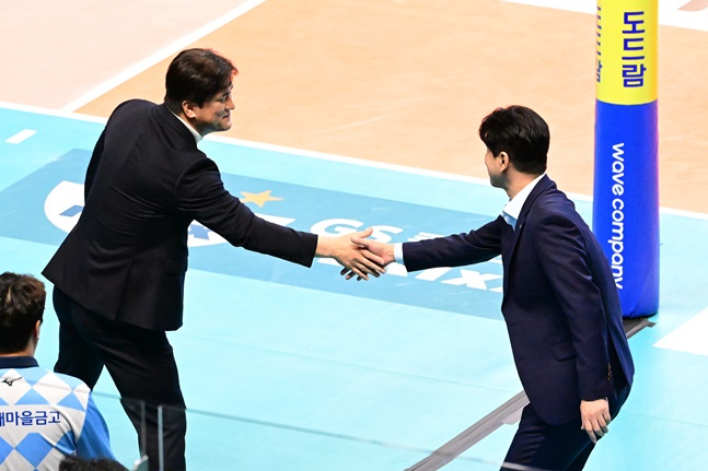 악수를 나누는 차상현 GS칼텍스 감독(왼쪽)과 김종민 한국도로공사 감독. /사진=KOVO