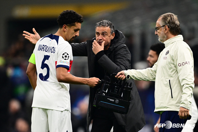 루이스 엔리케 PSG 감독(가운데)이 작전 지시를 내리고 있다. /AFPBBNews=뉴스1