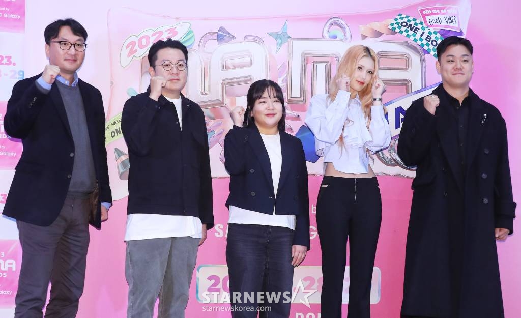 엠넷 박찬욱 사업부장, 이영주PD, 신유선PD, 가수 전소미, 이형진 PD가 8일 오전 서울 강남구 SJ쿤스트할레에서 진행된 '2023 마마 어워즈'(2023 MAMA AWARDS) 미디어데이에 참석해 포즈를 취하고 있다. '2023 마마 어워즈'는 오는 28~29일 양일간 일본 도쿄 돔에서 개최된다. '2023 마마 어워즈'는 엠넷 뿐 아니라 Mnet K-POP을 비롯해 Mnet TV, KCON official, M2를 통해서도 전세계에 생중계될 예정이다. 2023.11.08 /사진=김창현