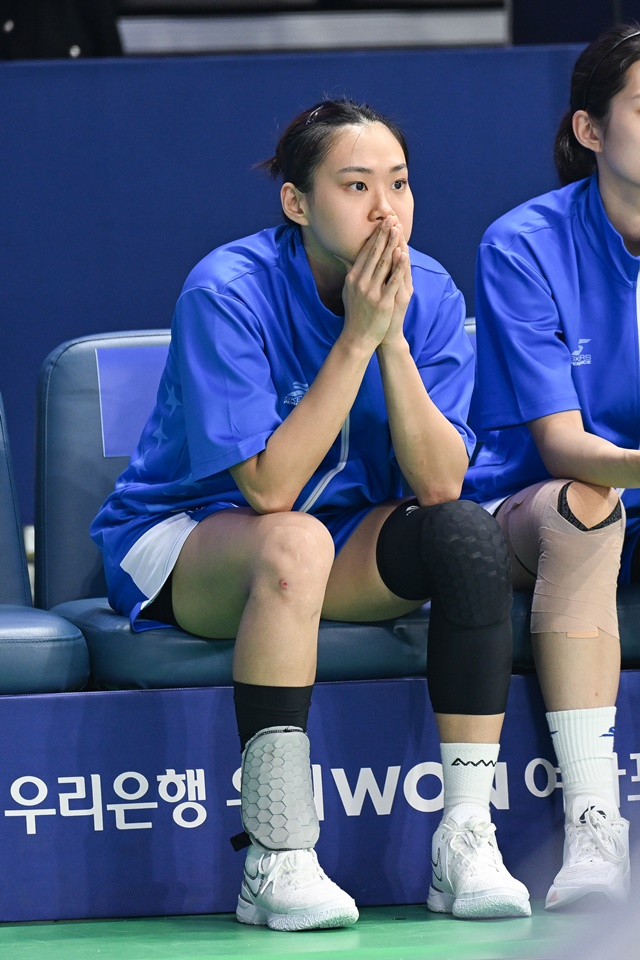 부상 후 아쉬워하는 유승희. /사진=WKBL 제공