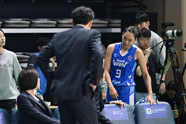 유승희를 걱정스럽게 바라보는 위성우 우리은행 감독(왼쪽). /사진=WKBL 제공