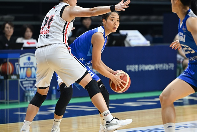 유승희(가운데). /사진=WKBL 제공
