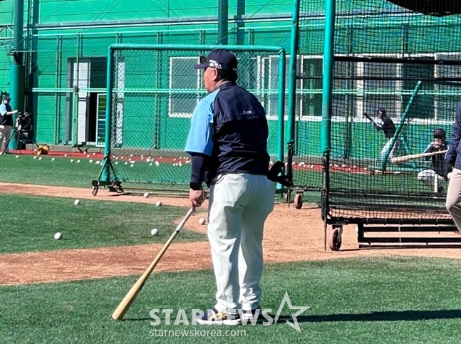 김광수 롯데 벤치코치가 선수들을 지도하고 있다. /사진=양정웅 기자