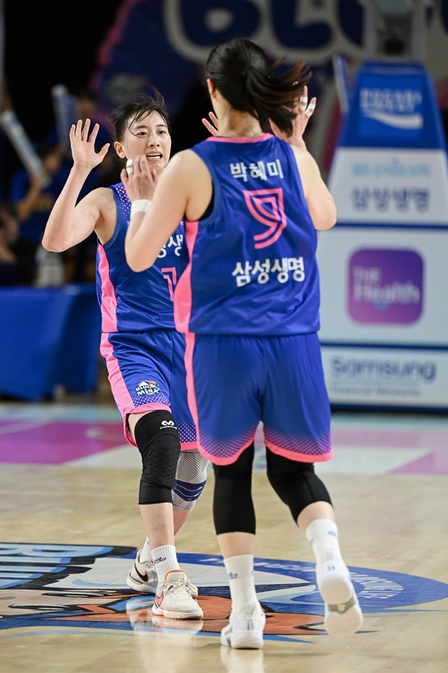 부상에서 돌아온 이주연(왼쪽)과 기쁨을 함께하는 박혜미. /사진=WKBL 제공