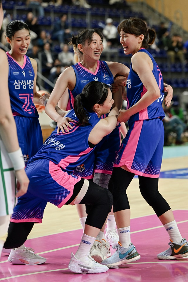 팀 동료들로부터 도움을 받는 박혜미(왼쪽). /사진=WKBL 제공