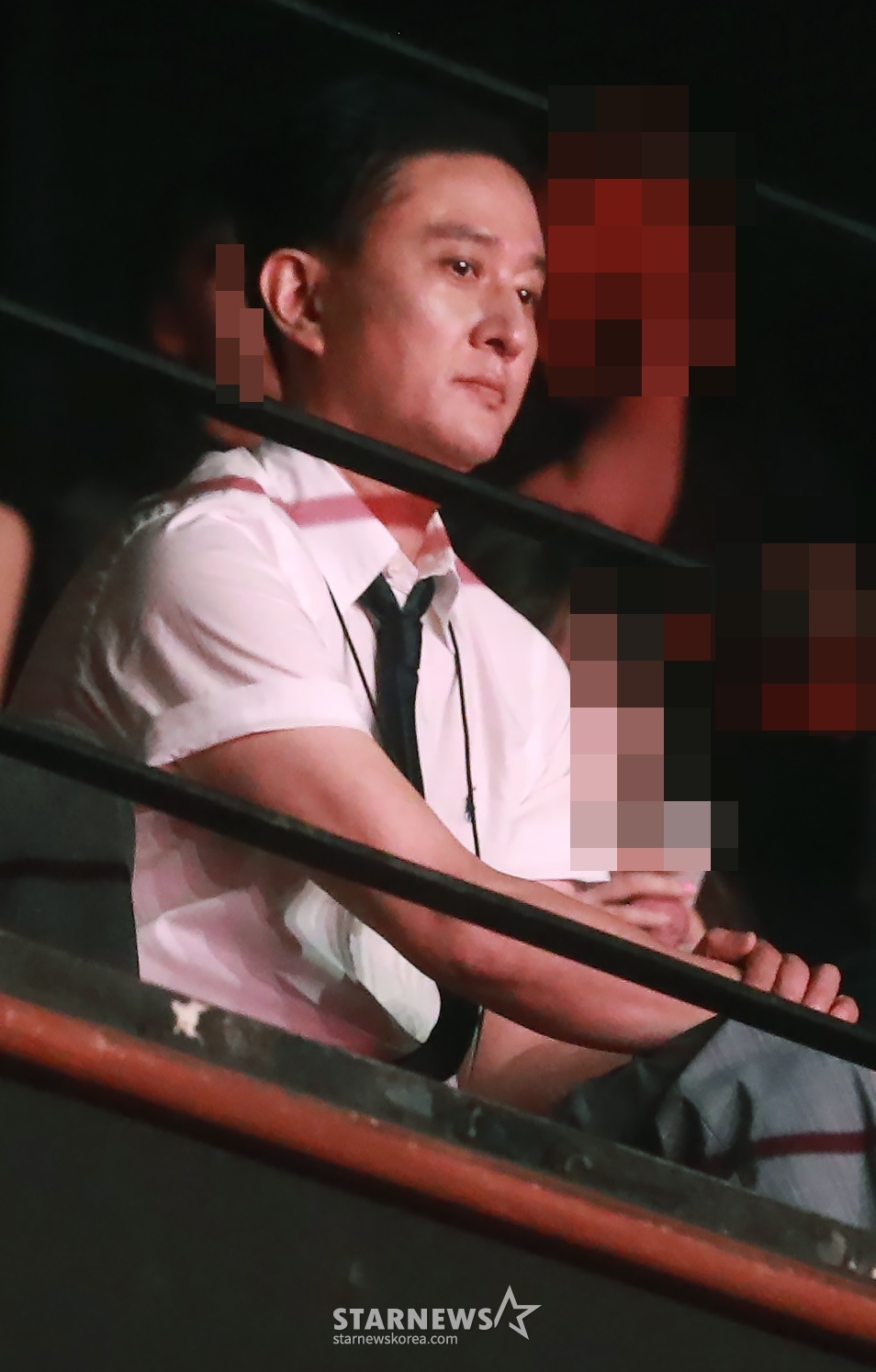 키스 오브 라이프 멤버 벨의 부친인 가수 심신이 5일 오후 서울 광진구 예스24라이브홀에서 진행된 걸그룹 키스 오브 라이프(KISS OF LIFE)의 첫 미니 앨범 '키스 오브 라이프' 발매기념 쇼케이스에 참석해 무대를 바라보고 있다. 이번 앨범에는 타이틀곡 '쉿'을 비롯해 '안녕, 네버랜드', '슈가코트', '카운트다운', '키티캣', '플레이 러브 게임스' 등이 수록됐다. /2023.07.05 /사진=이동훈 기자 photoguy@