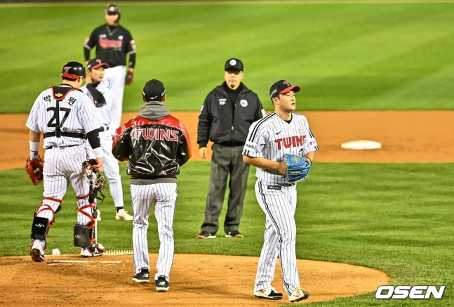 LG 최원태(오른쪽)가 8일 한국시리즈 2차전에서 1회초에 강판당하고 있다.