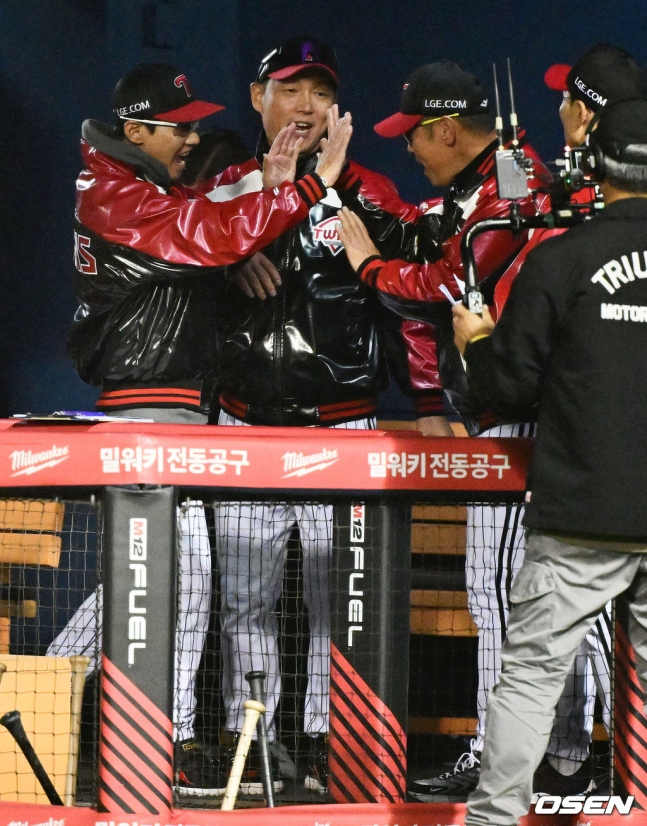 염경엽(왼쪽) LG 감독이 한국시리즈 2차전 승리 후 코칭스태프와 기쁨을 나누고 있다.