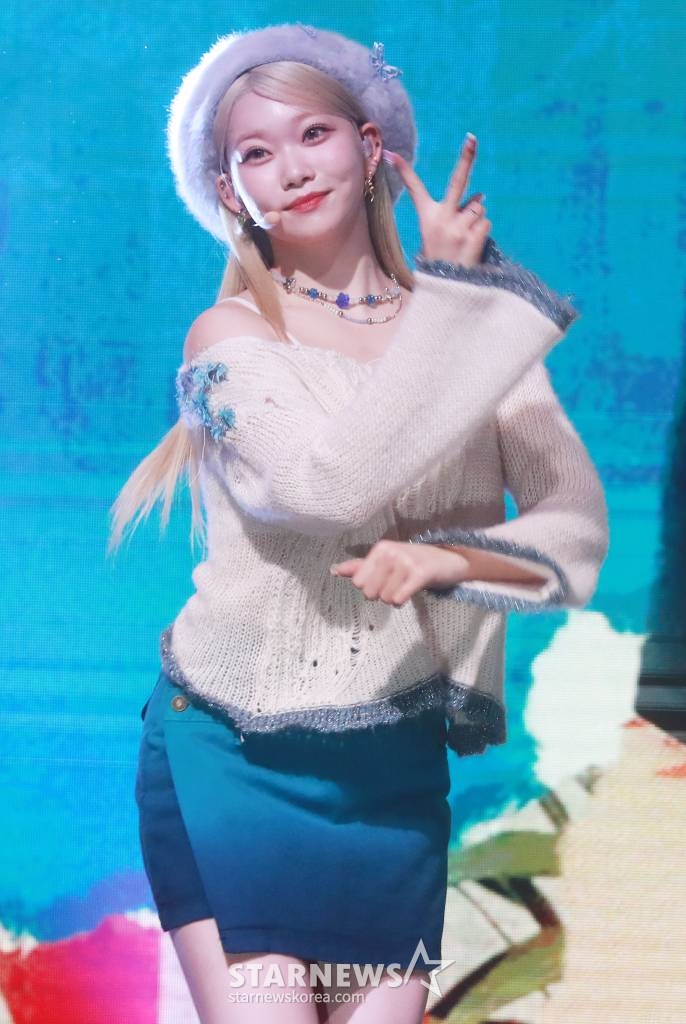 걸그룹 빌리(Billlie) 츠키가 23일 오후 서울 마포구 신한PLAY스퀘어에서 진행된 싱글 1집 '사이드-비 : 메모얼스 오브 에코 언씬'(side-B : memoirs of echo unseen) 발매기념 쇼케이스에서 신곡을 선보이고 있다. 이번 앨범은 멤버 문수아와 수현의 건강상의 문제로 츠키, 시윤, 션, 하람, 하루나 5인 체제로 진행된다. /2023.10.23 /사진=이동훈