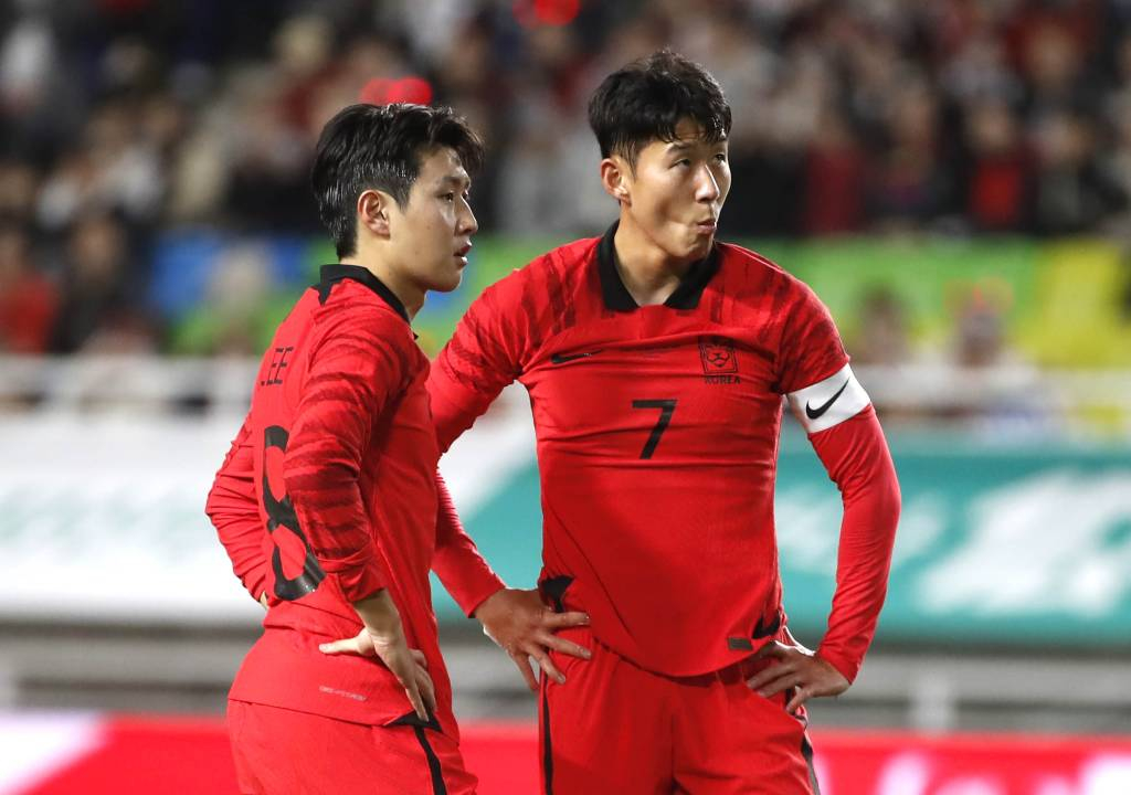 [수원=뉴시스] 정병혁 기자 = 17일 오후 경기 수원월드컵경기장에서 열린 하나은행 초청 축구 국가대표 평가전 대한민국과 베트남의 경기, 손흥민과 이강인이 프리킥 준비를 하고 있다.2023.10.17.